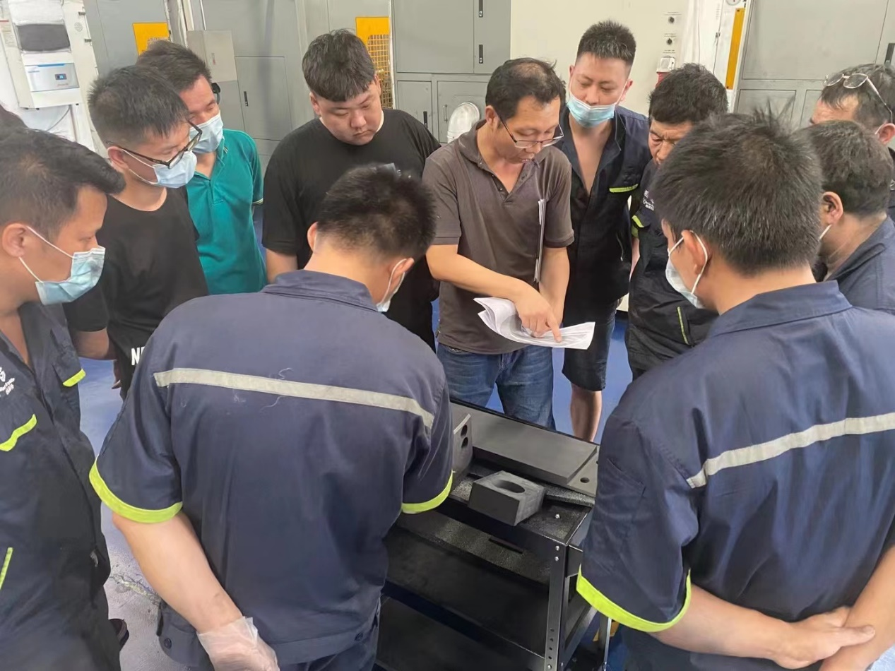 "Teacher leads apprentices" to grow together, condense together to promote development